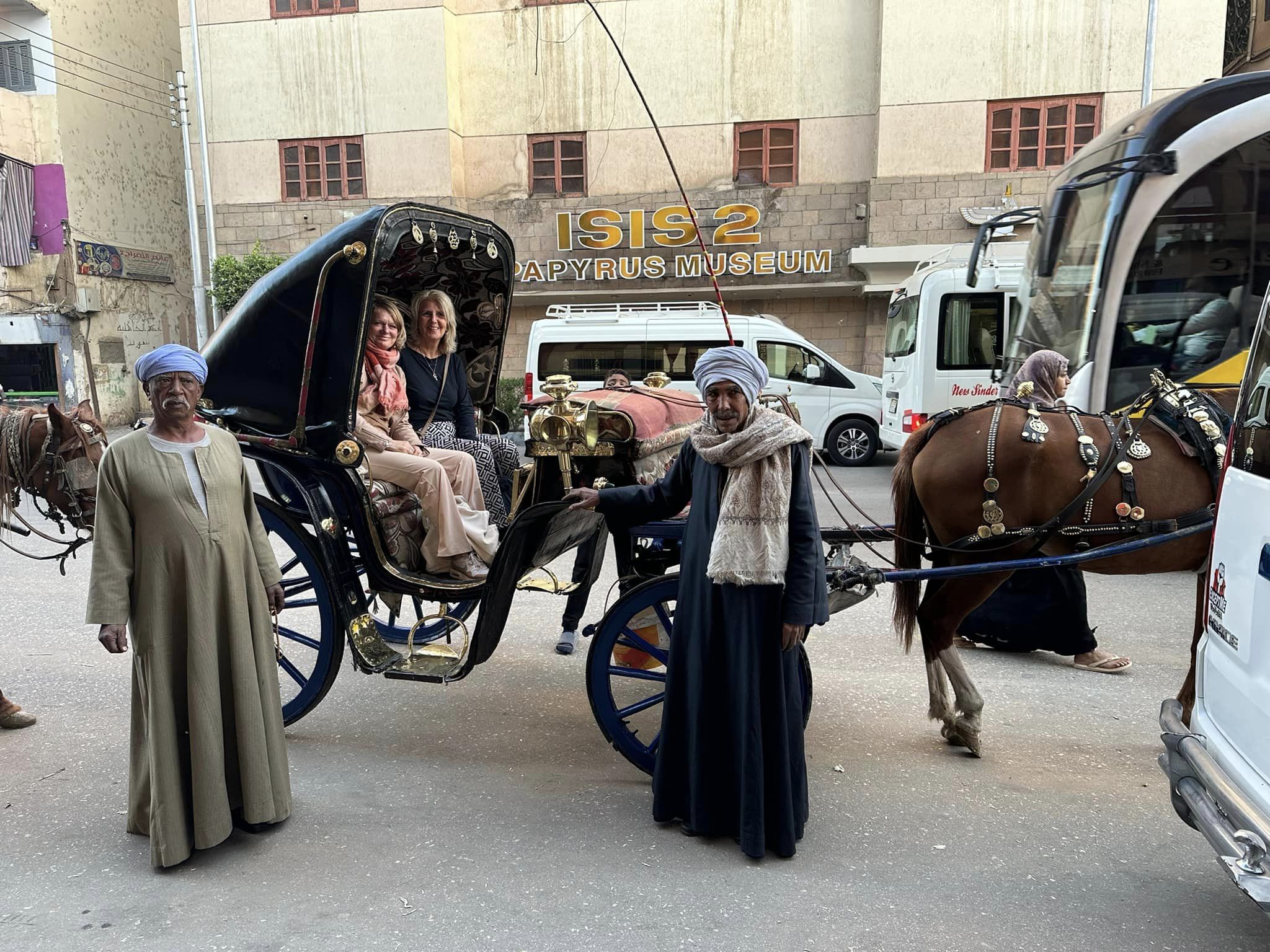 the4elementsontour_rondrit_paard_en_wagen_luxor_east